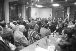 Oberbürgermeisterwahl am 9. April 1978. Bürgergespräch von Kandidat Oberbürgermeister Otto Dullenkopf in Grötzingen im Rahmen des Wahlkampfs