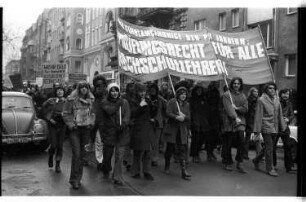 Kleinbildnegativ: Demonstration von Studierenden, 1972