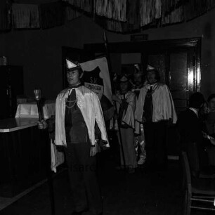 Reinfelder Sportverein SV Preußen von 1909 e.V.: Karnevalsball: Bad Oldesloe, im Festsaal des "Oldesloer Hof": Einzug: Zeremonienmeister, Fahnenträger mit Vereinsfahne, Prinz Norbert Fischer: rechts Gäste: hinten Saaleingang, 3. Februar 1973