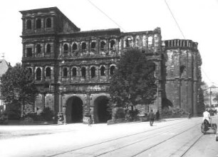 Trier, Porta Nigra : Trier. Porta Nigra (Letztes Viertel 2. Jahrhundert, 1037/42 Umbau zur Kirche des Simeonsstifts, 1131/52 Chor). Stadtseite von Südosten