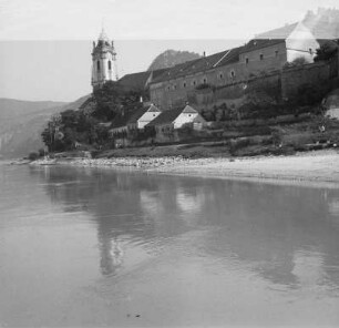 Stift Dürnstein : Das Kloster Dürnstein von der Donau aus fotografiert.