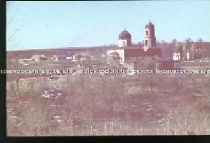Blick auf eine Kirche oder Kloster in winterlicher Landschaft