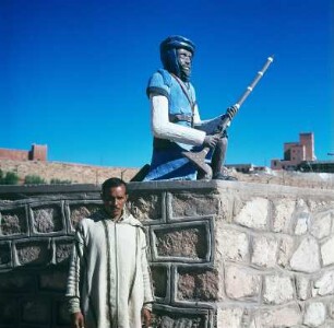 Heiratsmarkt der Berber : Berber vor einer Soldatenfigur beim Heiratsmarkt der Berber im Hohen Atlas
