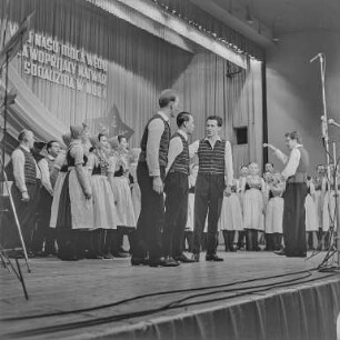 VI. Bundeskongress der Domowina in Hoyerswerda : Hoyerswerda. VI. Bundeskongress der Domowina. Auftritt eines sorbischen Chores