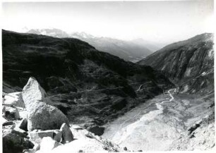 Alpen, Berner Alpen, Blick auf Gletscherbach des Rhonegletschers, Furkastraße und oberes Rhonethal