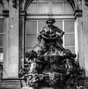 Großer Brunnen mit Hippokamp : Großer Brunnen mit Hippokamp. Sandstein (um 1715; J. J. Kretzschmar, Werkstatt Balthasar Permoser). Dresden: Zwinger, Südliche Langgalerie