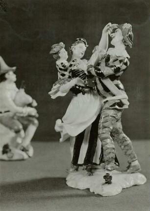 vorn: Die Harlekin-Familie (um 1740), Hintergund: Harlekin mit Dudelsack (um 1735)