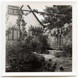 Deutsche Gartenschau 1950 auf dem Killesberg, Stuttgart: Gebäude (Wohnhaus?) mit Plattenweg, Pergola