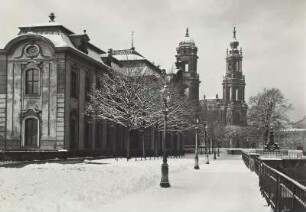 Brühlsche Terrasse im Schnee. Blick auf die Secundogenitur, den Turm des Ständeshauses und die Katholische Hofkirche
