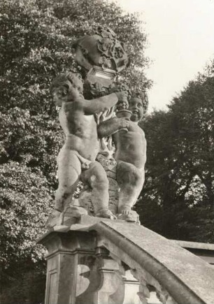 Zwei Putti : Zwei Putti. Sandstein. 1719/1727. Heidenau-Großsedlitz, Barockgarten Großsedlitz, Treppe der "Stillen Musik"