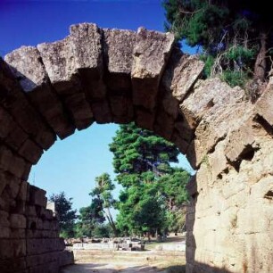 Olympia. Überwölbter Gang zwischen Altis und Stadion
