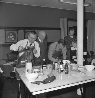 Kochwettbewerb Kreistag und Lübecker Nachrichten: Versuchsküche der Schleswag: Kreisräte Peter-Klaus Lippert und Heinz Arnold beim Zubereiten einer Soße: Hermann Bössow, Schleswag-Diplomingenieur Wolfgang Viesenewski und Landratssekretärin Ehlers als Zuschauer
