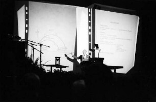 32. Tagung 1982 Physiker; Eröffnung am 26.06.82: Vortragsaal von Lichtbildern Hannes Alfvén