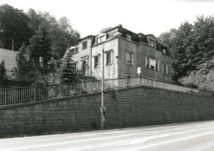 Schwarzenberg. Wohnhaus, Karlsbader Straße 6 (1882, 1922). Straßenansicht mit Stützmauer