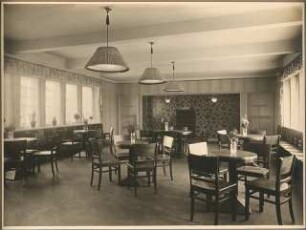 Gemeindehaus der St.Laurentius-Kirchengemeinde, Am Generalshof, Berlin-Köpenick: Innenaufnahme Jugendheim 1 mit Tischen und Stühlen