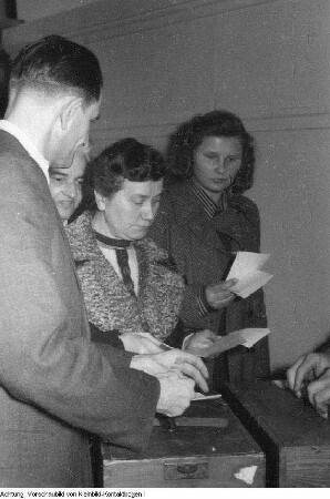 Dresden. Stadtverwaltung Dresden: Im Keller des Rathauses fand im Februar 1950 die Wahl der Betriebsgewerkschaftsleitung statt, 1950