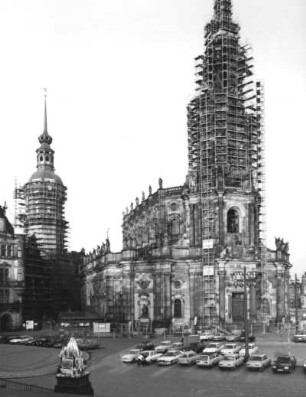 Dresden-Altstadt. Hofkirche (1738-1756; G. Chiaveri). Blick von der Brühlschen Terrasse über den Schloßplatz zum eingerüstetem Schloß mit Hausmannsturm und zur Kirche mit eingerüstetem Turm