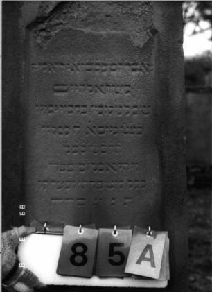 Grabstein 85 (Index: 100100415) Maße HxBxT: 146x44x27 cm: Grabstein 85A