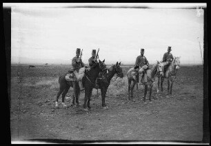 Nador (Marokko): 4 Reiter [des spanischen 8. Kavallerie-Regiments "Lusitania"] in hellgestreiften Uniformhosen, dunklen Uniformjacken und Tschakos (=militärische Kopfbedeckung in zylindrischer oder konischer Form) beim "Straßendienst"
