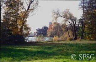 Potsdam, Park Sacrow, Blick vom östlichen Uferweg zur Heilandskirche.