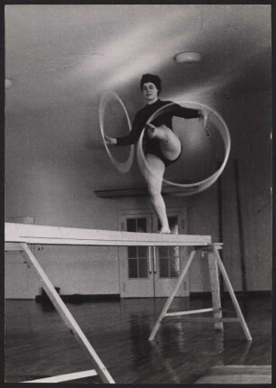 Rhythmische Sportgymnastik mit Reifen auf dem Schwebebalken