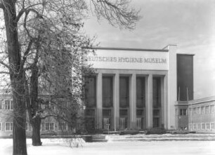 Dresden-Altstadt, Lingnerplatz 1. Deutsches Hygiene-Museum (1928-1930; W. Kreis). Eingangsseite mit Ehrenhof. Winterbild