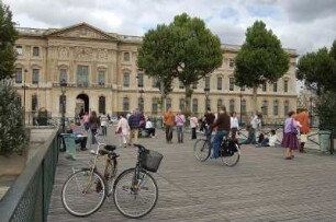 Paris - Menschen vor dem Louvre : Museum Louvre, Seitengebäude, von einer Seine-Brücke. Paris, 2006
