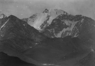 Gipfel : Ein schneebedeckter Gipfel im Tian Shan Hochgebirge