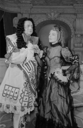 Szenenbilder aus der Komödie "Der Menschenfeind" von Molière am Schlossparktheater Berlin-Steglitz