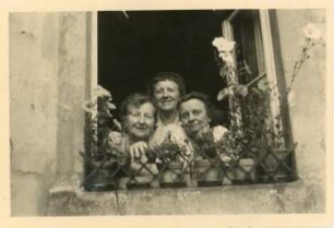 Die Bildhauerin Etha Richter mit zwei ihrer Schwestern an einem Fenster in Gohrisch