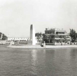 Sues, Ägypten (ehemalige Vereinigte Arabische Republik). Port Tawfik, Hafeneinfahrt mit Denkmal