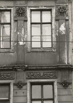 Dresden-Neustadt, Bautzner Straße 46. Wohnhaus mit Ladeneinbauten (1870/1880). Fenster (1. und 2. Obergeschoß)