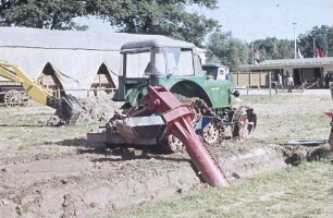 Traktor Zetor Super mit Halbraupe; Schneckenfräse für Böschungsbearbeitung