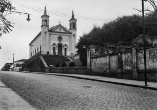 Kirche : Eine Kirche an einer gepflasterten Straße.