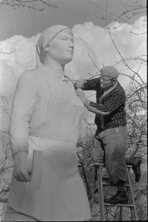 Der Bildhauer Walter Reinhold bei der Arbeit am Originalmodell der Trümmerfrau (Bronzeguß war für den Rathausplatz in Dresden bestimmt)
