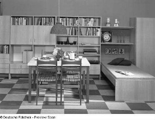 Anbauwand : Wohnzimmermöbel. Eßtisch (1974; VEB Möbelkombinat Hellerau) mit Stühlen vor Anbauwand