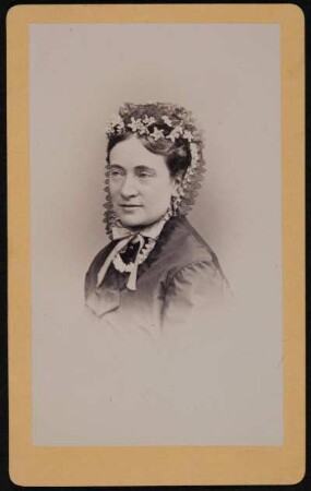 Porträt Gabriele Allram (1820-1884; Schauspielerin, Sängerin). Albuminabzug auf Karton (Carte-de-visite mit Atelieraufdruck verso)