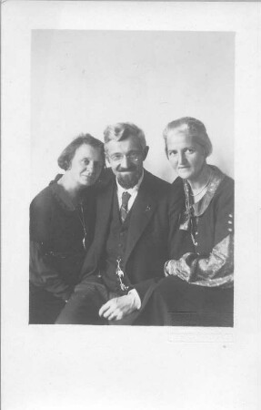 Dreierporträt (links Etha und Hans Richter)