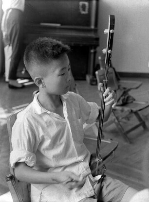 Jungen beim Musizieren