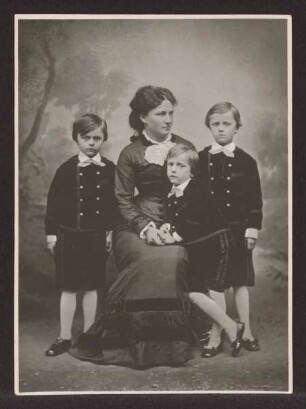 Grafregentin Karoline mit ihren Söhnen. Detmold, Studioaufnahme