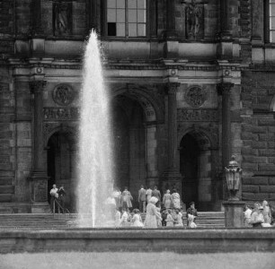Dresden-Altstadt. Blick über den Zwingerhof zur Gemäldegalerie (1847-1855; G. Semper)