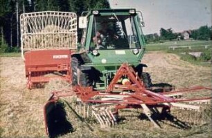 Ladewagen mit Schwenkdeichsel für seitliche Aufnahme