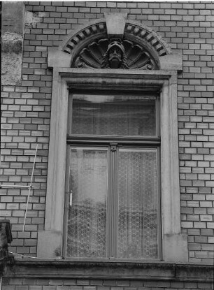 Dresden-Neustadt, Louisenstraße 12. Wohnhaus (um 1890). Fenster (1. Obergeschoß)