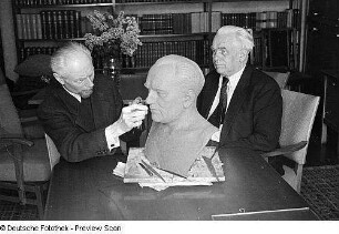 Wilhelm Pieck sitzt Modell für eine Büste