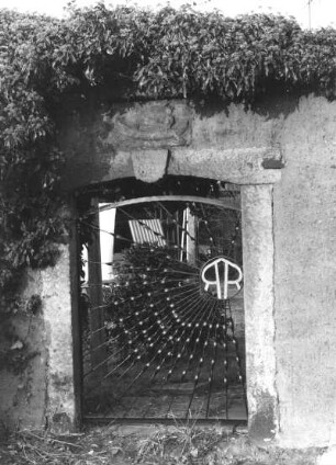 Coswig, Naundorfer Straße 97. Ehemaliges Fährhaus. Hofportal
