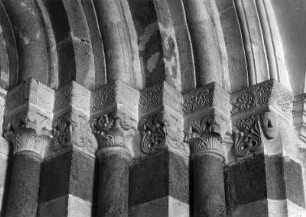 Burgeis. Benediktinerkloster Marienberg. Klosterkirche. Westportal. Kapitellzone rechts