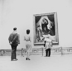 Dresden-Altstadt. Gemäldegalerie Alte Meister. Besucher vor dem Gemälde "Die Sixtinische Madonna" von R. Santi gen. Raffael