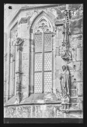 Fenster der Marienkapelle Wertheim mit Marienstatue