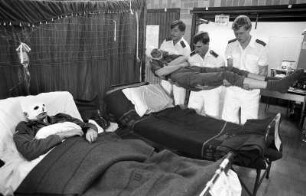 Soldaten üben den Krankentransport auf der Intensistation während des NATO-Manövers Flinker Igel, an dem 52.000 Soldaten aus verschiedenen NATO-Staaten teilnahmen, um nukleare und konventionelle Kampfsituationen zu simulieren, Bayern