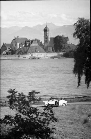 Wasserburg: Blick auf See, Halbinsel und Berge